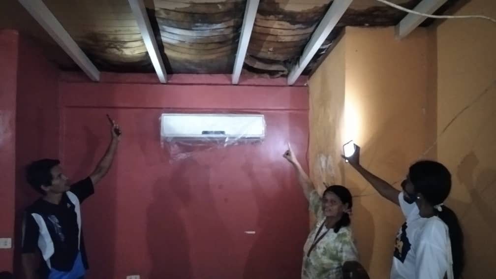 Filtraciones en los techos preocupan a los ciudadanos en Villas del Pilar