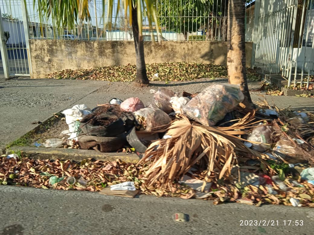 Entre acumulación de basura viven habitantes de Durigua y La Goajira ...